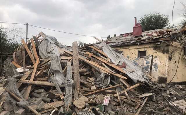 Рятувальники показали фото наслідків авіаудару ворога по Дергачах під Харковом