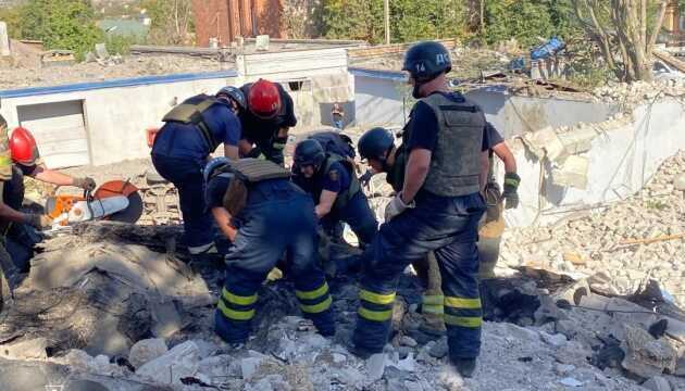 Під завалами адмінбудівлі у Кривому Розі знайшли ще одного загиблого