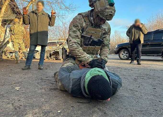 СБУ та Нацполіція затримали двох рецидивістів, які підпалювали об’єкти на Київщині та Прикарпатті за вказівкою РФ