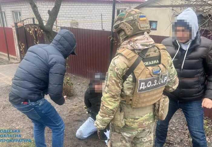 В Одесі викрили рекетирів, які "вибивали" гроші з військового