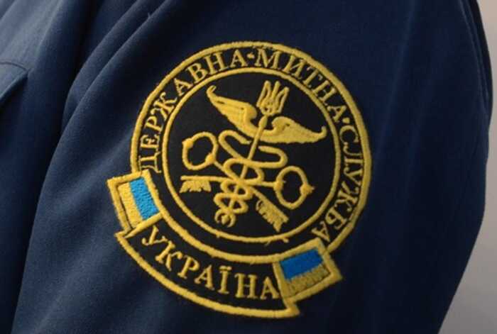 Дружина посадовця Львівської митниці задекларувала 185 тисяч доларів готівкою