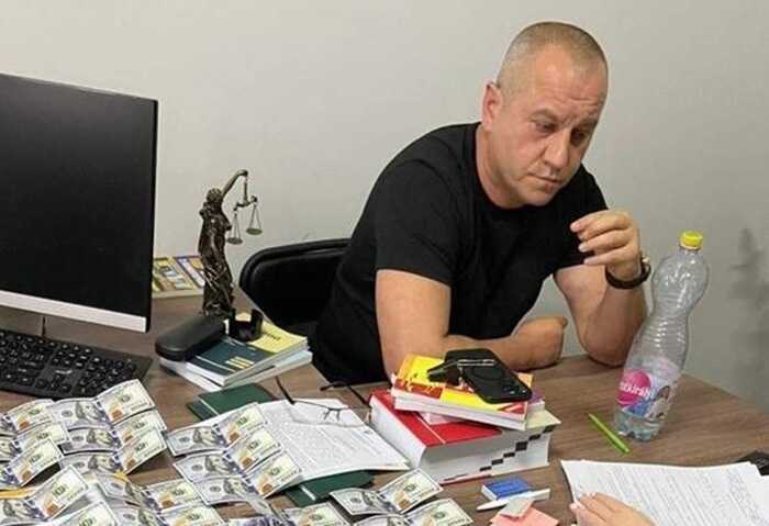 Посадовця Закарпатської обласної дитячої лікарні затримали на хабарі від ухилянтів