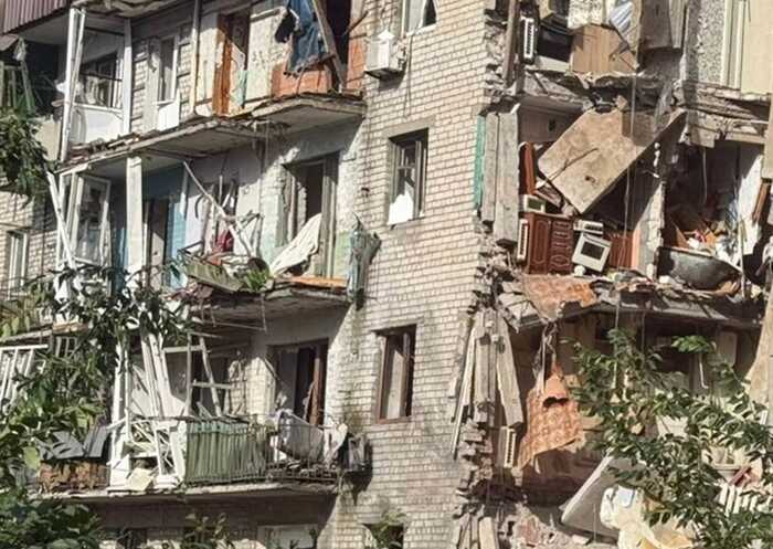 У Лимані російські війська влучили у п’ятиповерхівку: є поранені
