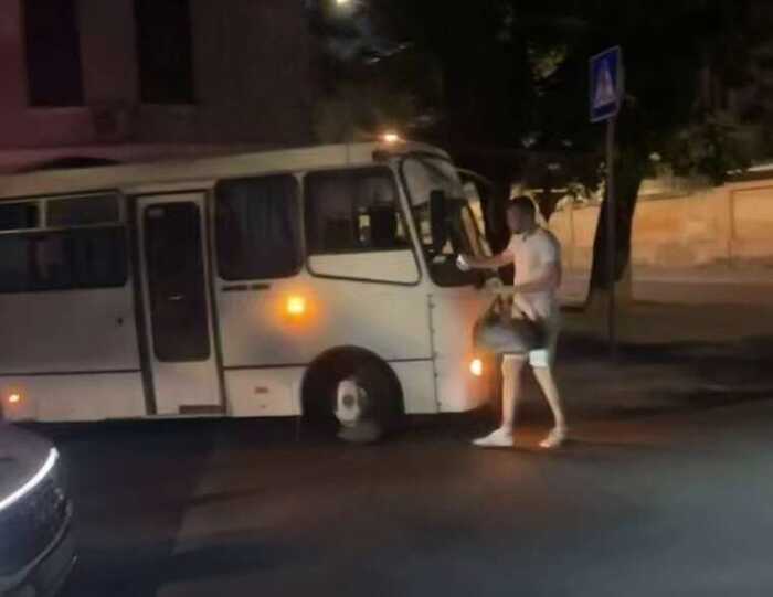 Одесит намагався зупинити автобус ТЦК, щоб звільнити затриманого
