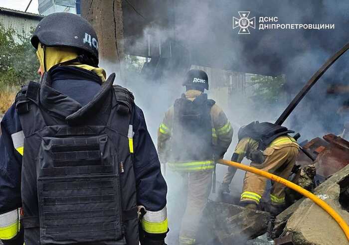 Росіяни атакували Дніпро двома ракетами: пошкоджені будівлі та авто, є поранені