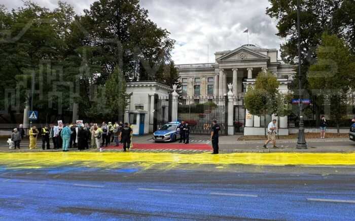 У Варшаві перед посольством РФ дорогу пофарбували у колір українського прапора